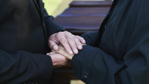 imagem-pessoas-dando-as-maos-em-funeral